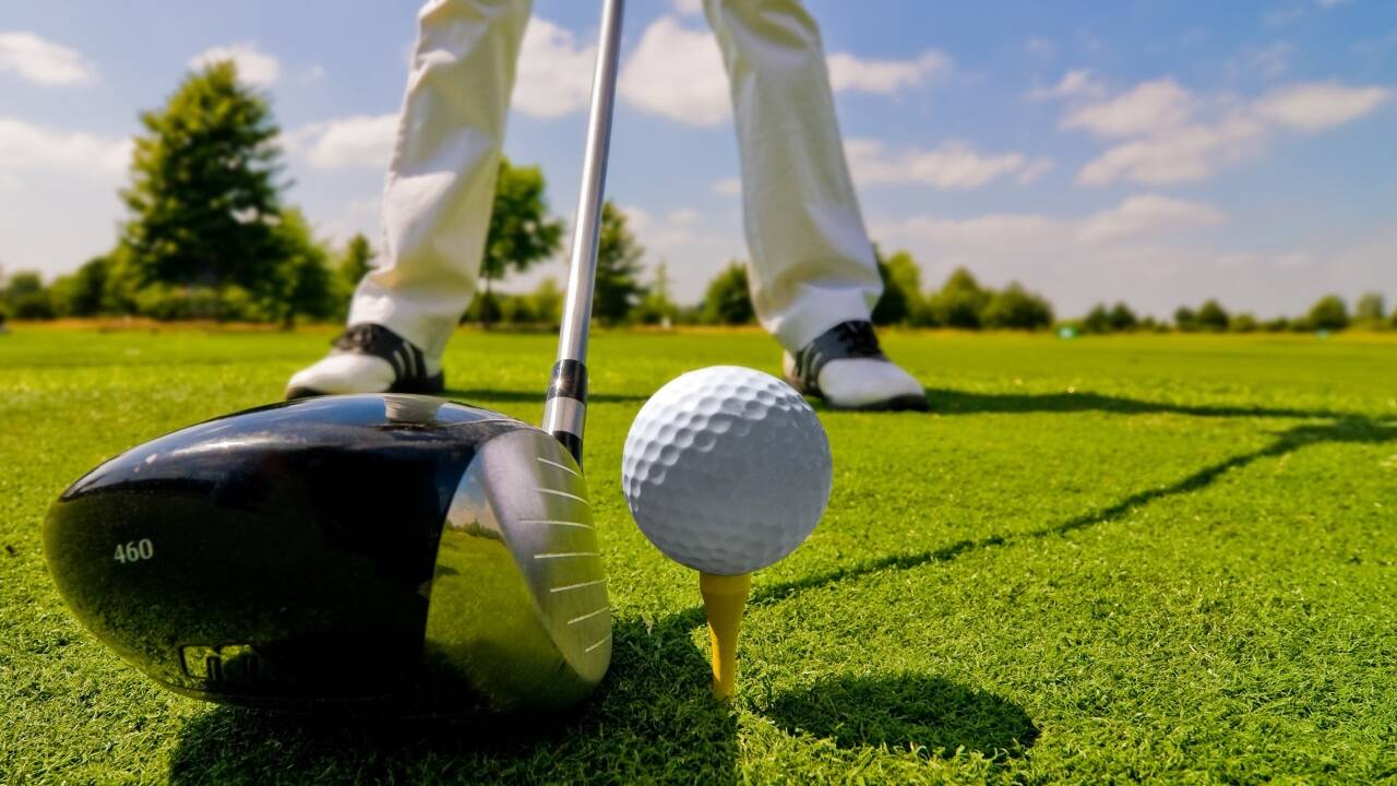 Golfbälle erreichen enorme Geschwindigkeiten. 