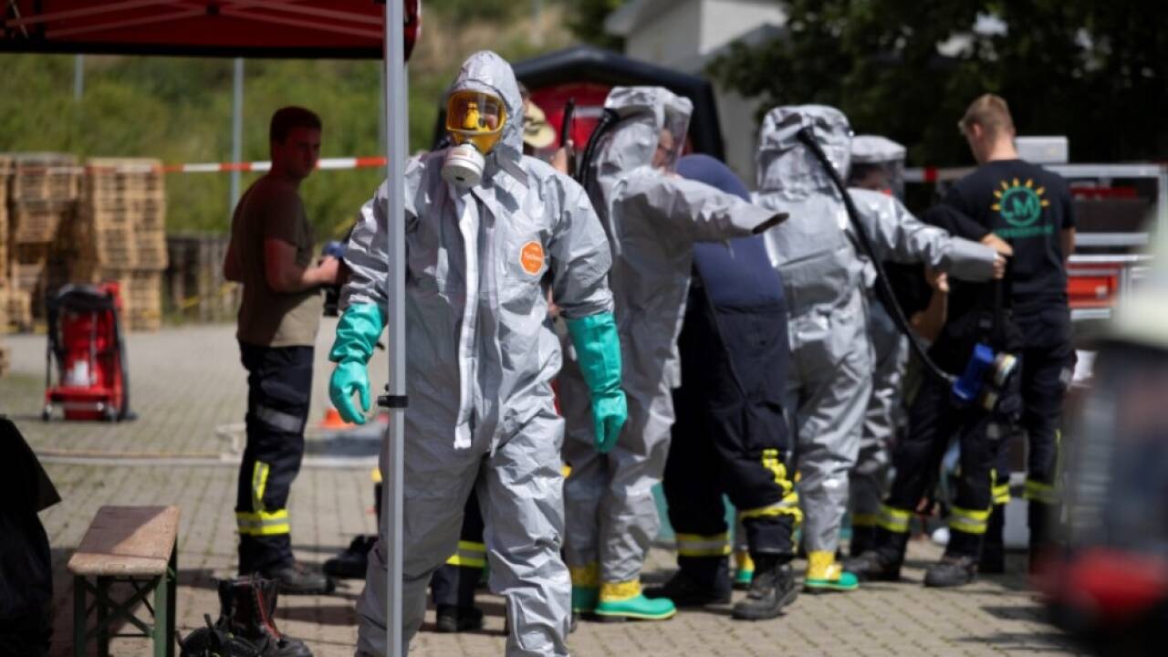 Einsatzkräfte in speziellen Schutzanzügen beim Tatort in Osterwieck Einsatzkräfte in speziellen Schutzanzügen beim Tatort in Osterwieck