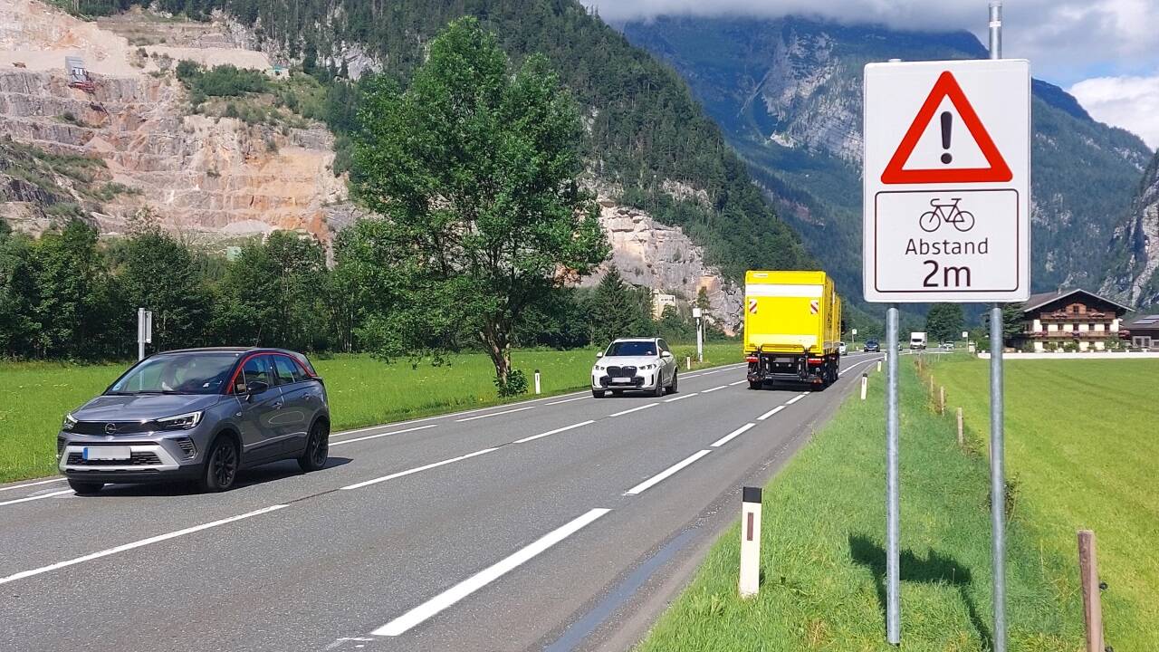 Die Radstreifen auf der Pinzgauer Straße (B311) zwischen Diesbachbauer und Frohnwies sind fertig. Bei Gegenverkehr sind zwei Meter Seitenabstand zu Radfahrern nicht möglich. Die Radstreifen auf der Pinzgauer Straße (B311) zwischen Diesbachbauer und Frohnwies sind fertig. Bei Gegenverkehr sind zwei Meter Seitenabstand zu Radfahrern nicht möglich.
