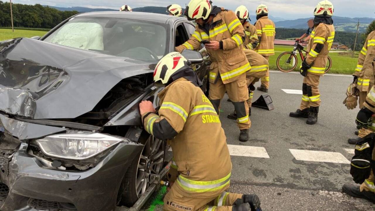 Bilder vom Unfalleinsatz in Straßwalchen. Bilder vom Unfalleinsatz in Straßwalchen.
