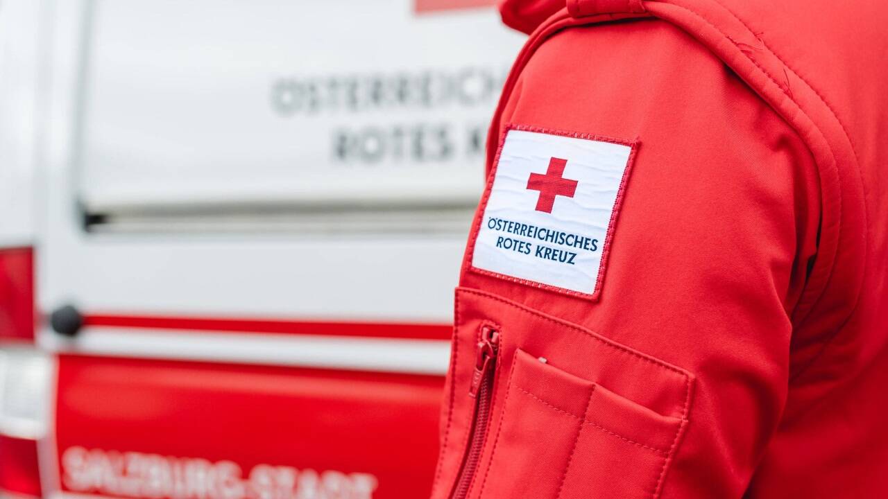 Das Rote Kreuz brachte den verletzten 33-Jährigen zum Arzt (Symbolbild). 
