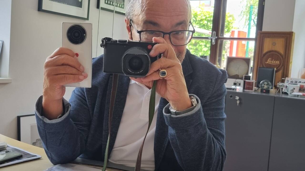 Wer angefangen habe zu fotografieren, der lasse das Smartphone irgendwann links liegen und greife zur Kamera, sagt Leica-Eigentümer Andreas Kaufmann. 