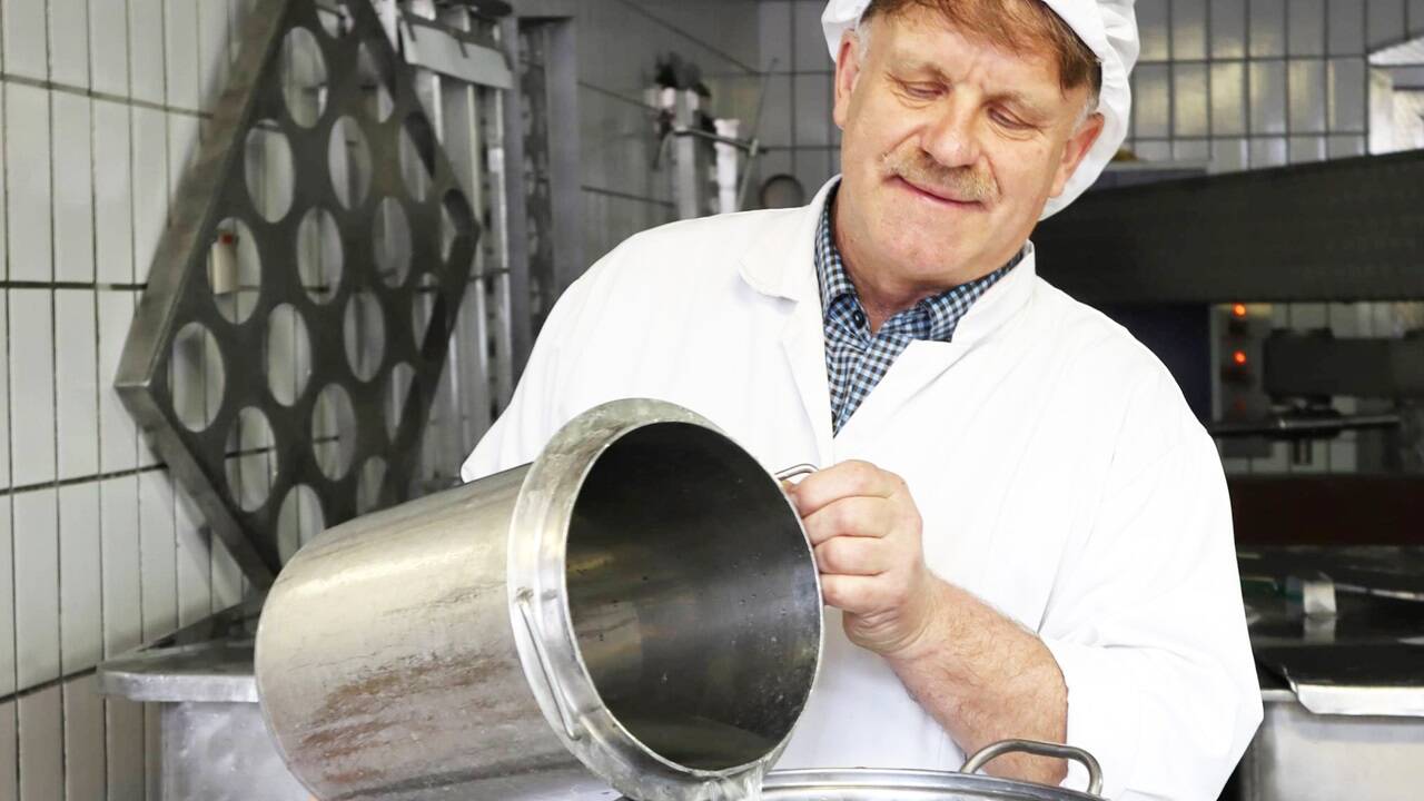 Bei der Arbeit mit Käse und an pflanzlichen Alternativen ist Alfons Frischmann in seinem Metier. 