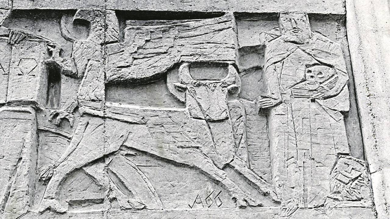 Das Relief aus Betonguss (Ausschnitt) über dem Eingang der Halleiner Stadtpfarrkirche.  