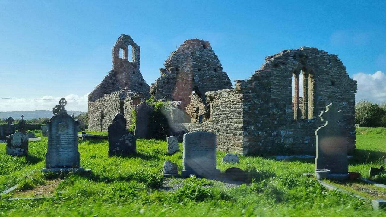 Impressionen im Vorüberfahren: Ruinen der Saint-Dubhain’s-Kirche in der Nähe des Hook-Leuchtturms. 
