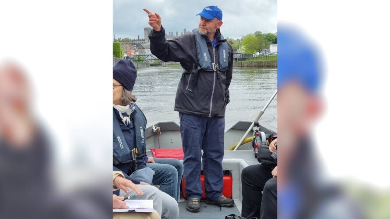 Clifford Reid kutschiert seine Gäste auf dem Boot ... 