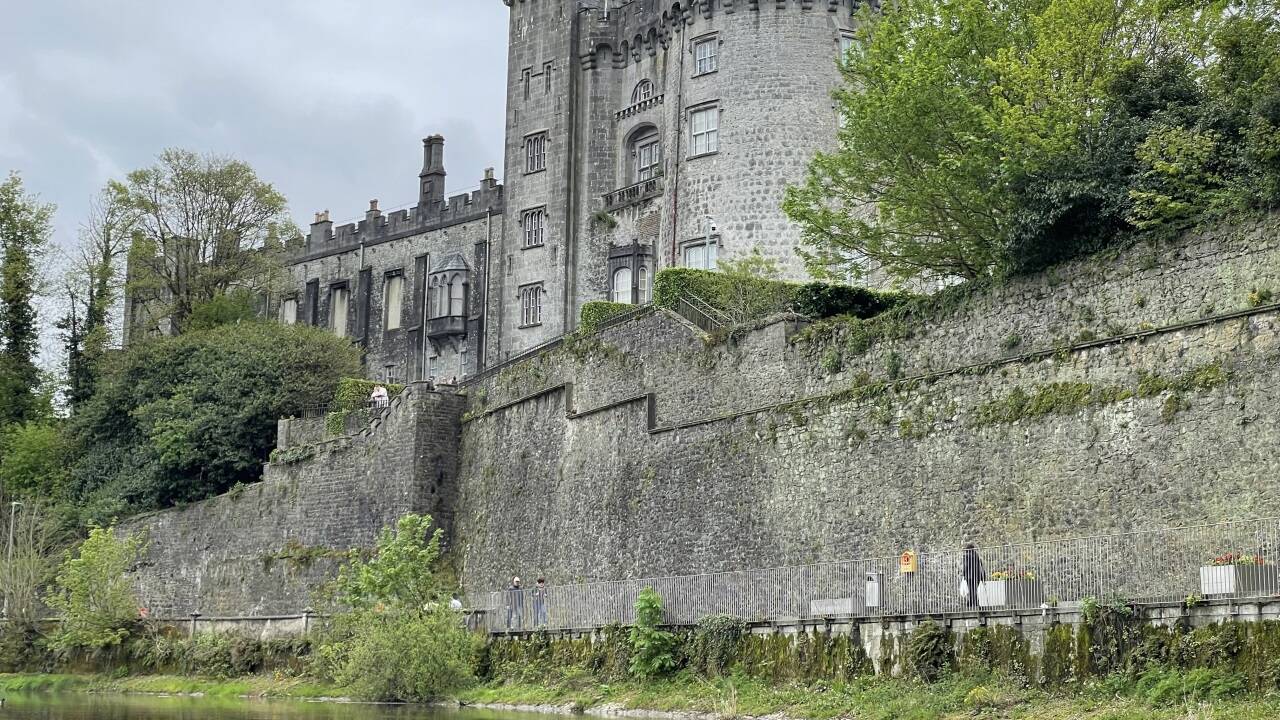 ... bis zu den Mauern von Kilkenny Castle. 