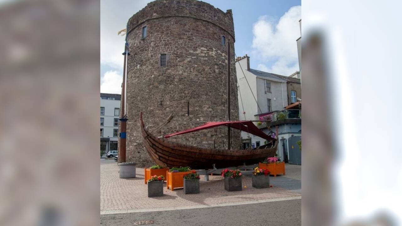 Der Reginald’s Tower in Waterford mit Nachbau einer Wikinger-Barkasse. 