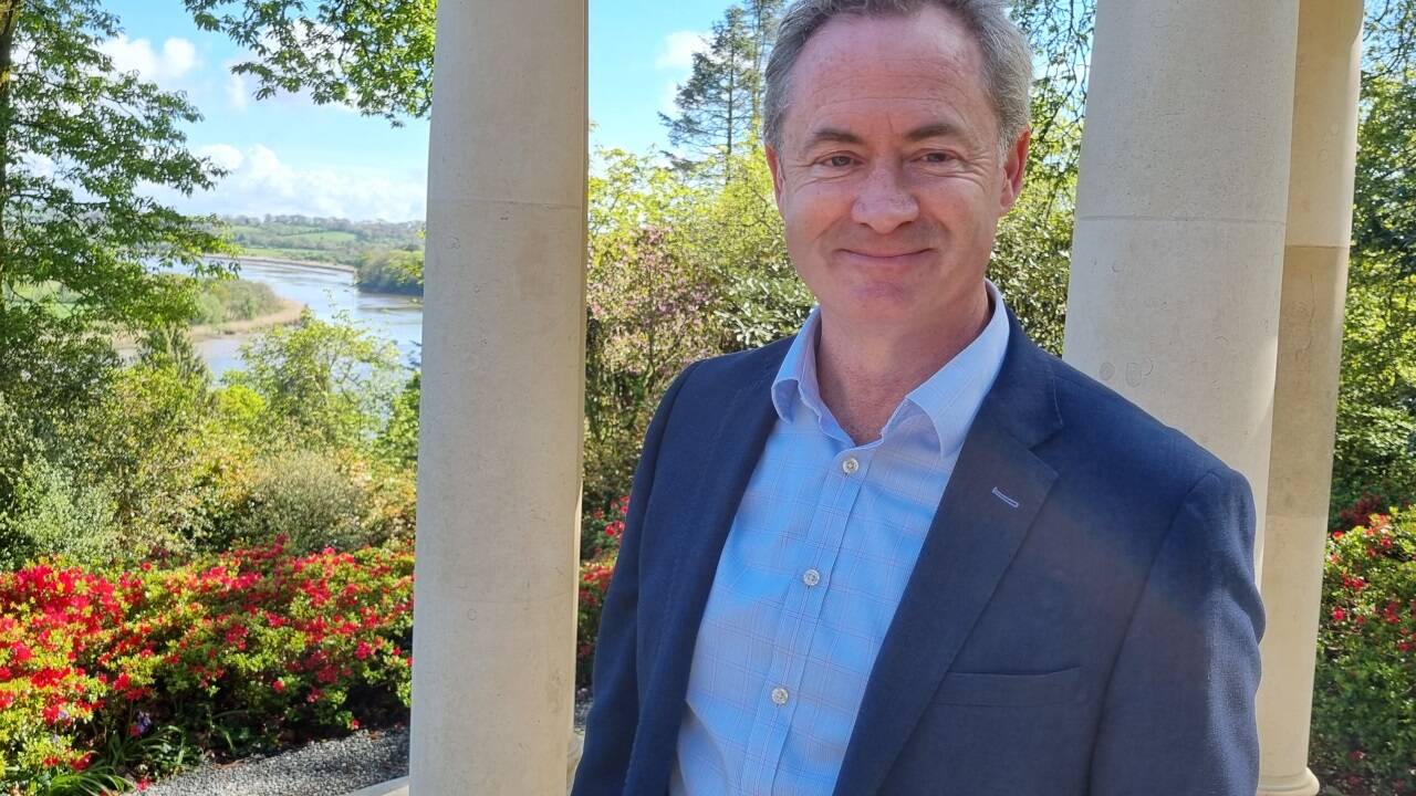 ... führt Ambrose Congreves Vertrauter Ray Sinnott ... 