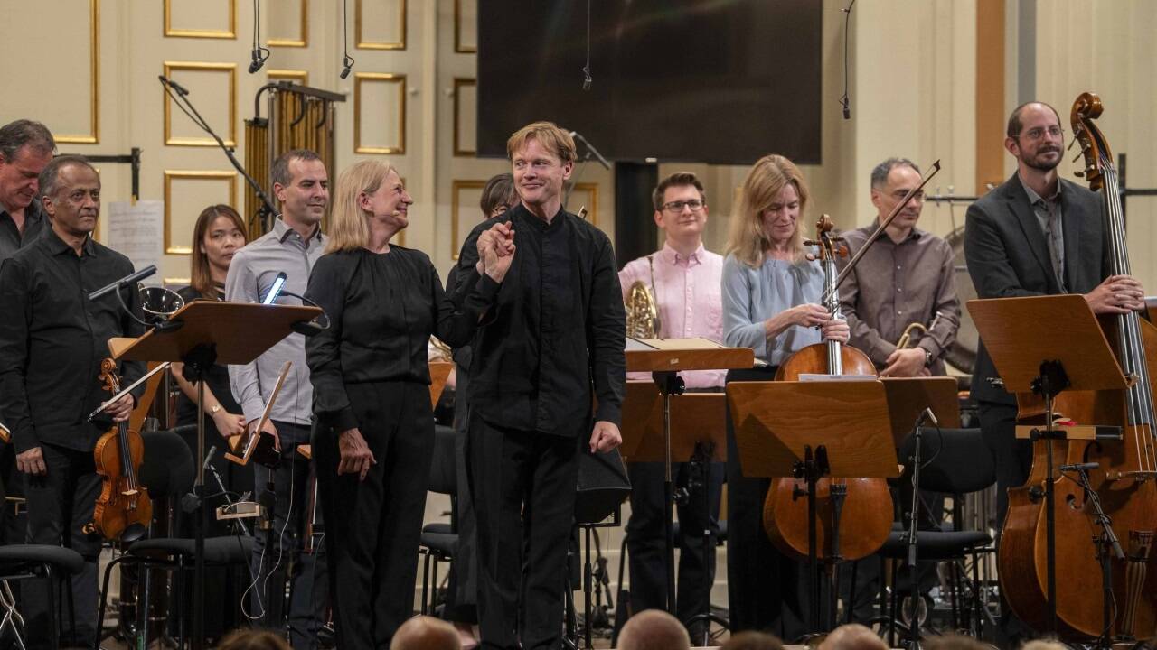 Dagmar Manzel, Bas Wiegers und das Ensemble Modern beim Schlussapplaus. 