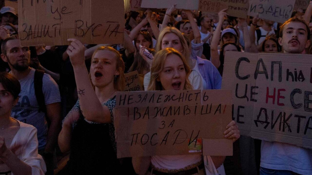 Viele junge Menschen demonstrierten gegen eine Schwächung der Antikorruptionsbehörde.  
