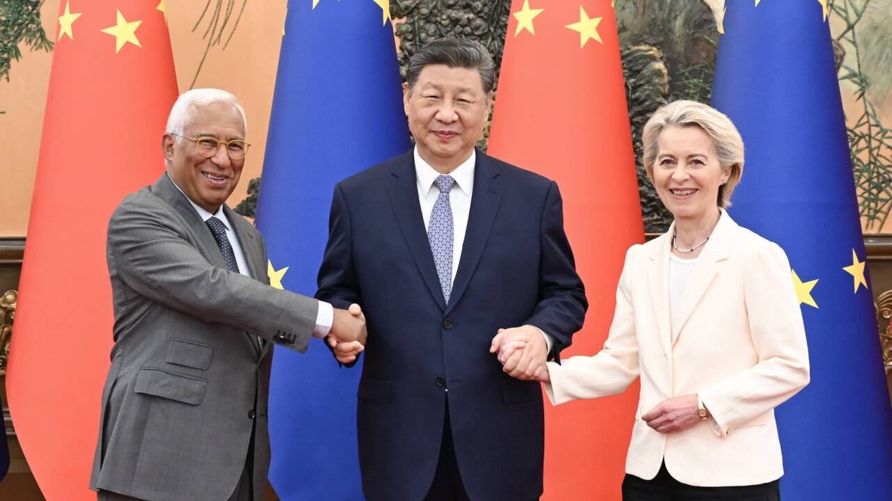 Der chinesische Präsident Xi Jinping mit dem Präsidenten des Europäischen Rates Antonio Costa und der Präsidentin der Europäischen Kommission Ursula von der Leyen.  Der chinesische Präsident Xi Jinping mit dem Präsidenten des Europäischen Rates Antonio Costa und der Präsidentin der Europäischen Kommission Ursula von der Leyen.