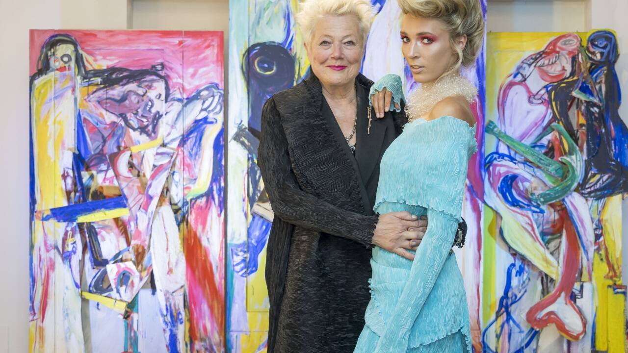 Die Münchner Modedesignerin Susanne Wiebe verwandelt das Altstadthaus am Rudolfskai 6 für drei Monate in einen Modesalon und eine Galerie. Am Donnerstag wurde Eröffnung gefeiert. Wiebes Couture trifft auf Werke von Hans M. Bachmayer. Model Jovana Kizic wurde von Coiffeur Mario Krankl frisiert.  