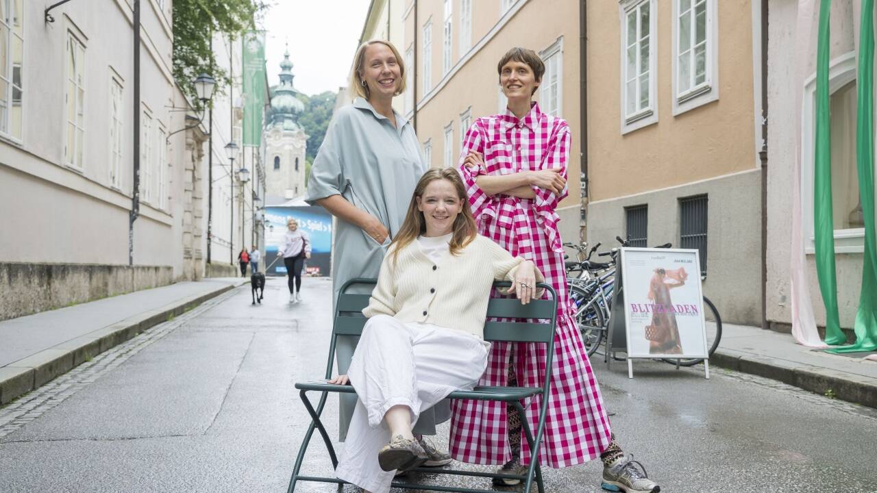 Die Designerinnen Romana Zöchling (l. hinten), Jana Wieland und Antonia Maedel (sitzend) aus Wien eröffnen am Freitag den „Blitzladen“ in der Kapitelgasse 9. Sie bleiben bis 10. August in Salzburg.  