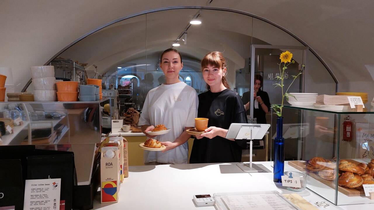 Anastasia Beketova (l.) und Marina Reifenstein vom Café Ma Makers im Kaiviertel laden am 1. August zur Weinverkostung in die Galerie Elektrohalle Rhomberg in Schallmoos. 