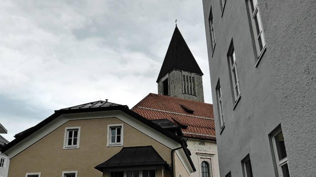 Blick auf die Halleiner Kirche (im Hintergrund).  