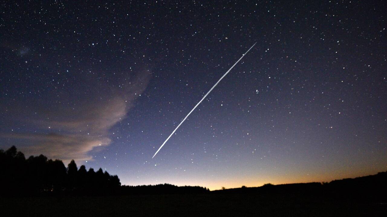 Eine Kette von Starlink-Satelliten. Eine Kette von Starlink-Satelliten.