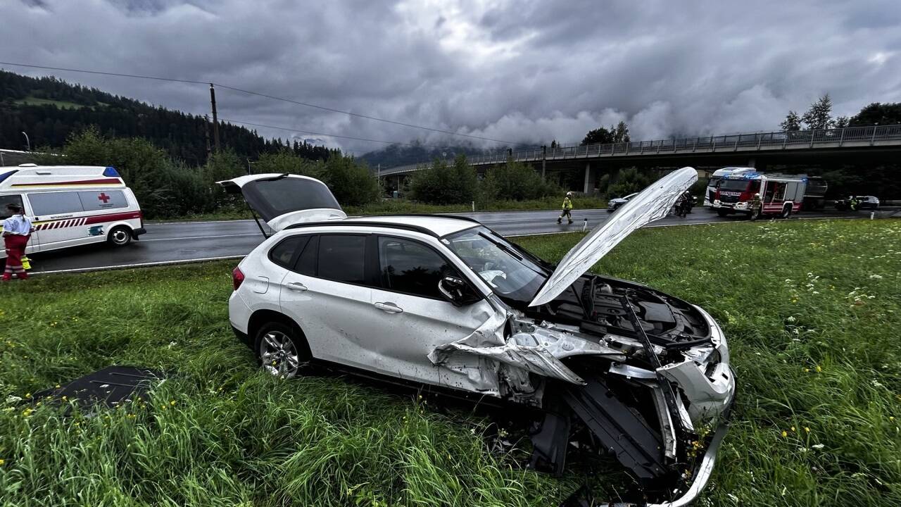 Der Pkw-Lenker wurde bei dem Zusammenstoß mit seinem Auto in die Wiese geschleudert. Der Pkw-Lenker wurde bei dem Zusammenstoß mit seinem Auto in die Wiese geschleudert.