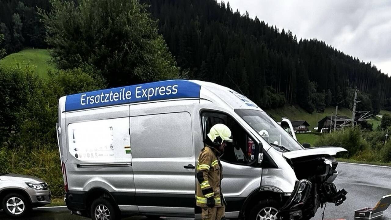 Der Kleinlaster kam im Kreuzungsbereich zum Stillstand. Der Kleinlaster kam im Kreuzungsbereich zum Stillstand.