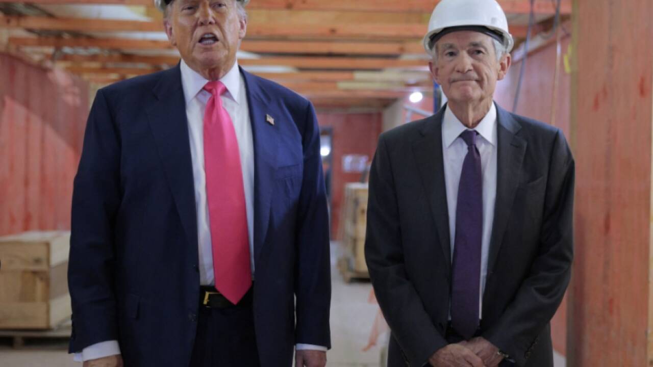 Trump bei Besichtigung des Fed-Umbaus mit Powell 