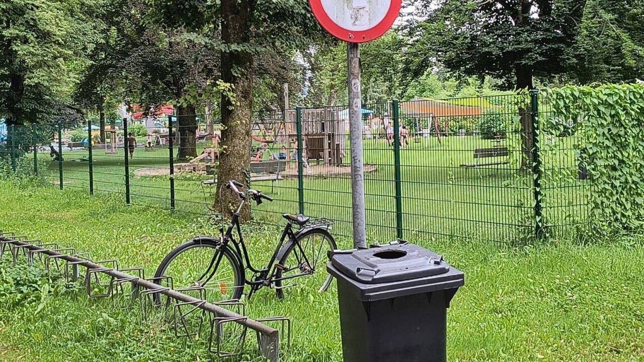 Hinter dem Zaun liegt der Spielplatz und Badebereich. Hier brauche es einen Sichtschutz, so Sade Soyoye (SPÖ).  Hinter dem Zaun liegt der Spielplatz und Badebereich. Hier brauche es einen Sichtschutz, so Sade Soyoye (SPÖ).