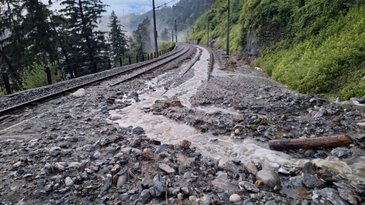 Die Geleise der Brennerstrecke wurden teils verschüttet 