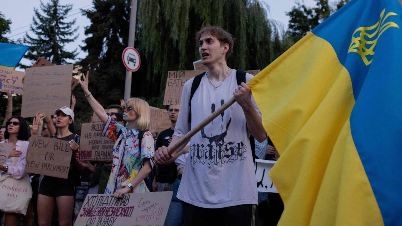 Massive Proteste der Bevölkerung und aus dem Ausland zwangen Wolodymyr Selenskyj zum Einlenken beim Antikorruptionsgesetz.  