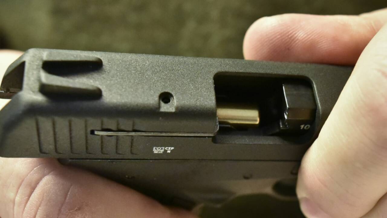 Ein 30-Jähriger bedrohte Passanten mit einer Schreckschusswaffe. Ein 30-Jähriger bedrohte Passanten mit einer Schreckschusswaffe.