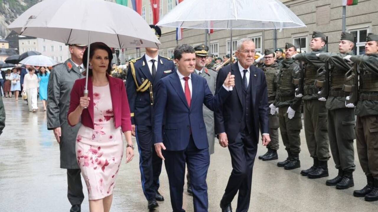 Eröffnung der Salzburger Festspiele 2025: Landeshauptfrau Karoline Edtstadler (ÖVP) mit dem rumänischen Präsidenten Nicusor-Daniel Dan und Österreichs Bundespräsident Alexander Van der Bellen im Regen in der Hofstallgasse. 