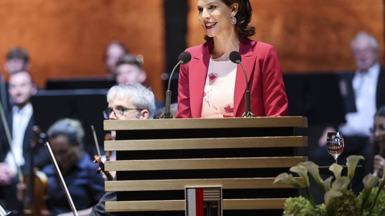 Landeshauptfrau Karoline Edtstadler bei ihrer Rede zur Festspieleröffnung. 