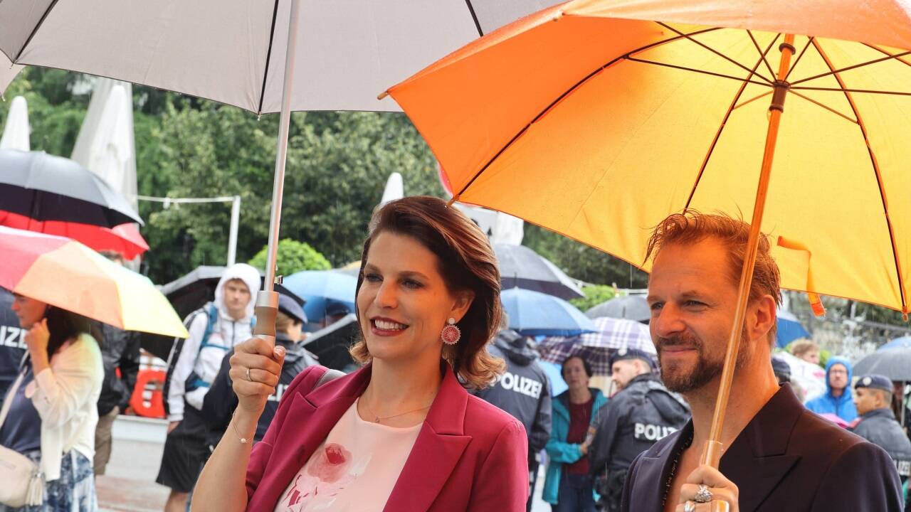 Landeshauptfrau Karoline Edtstadler mit Jedermann Philipp Hochmair. 