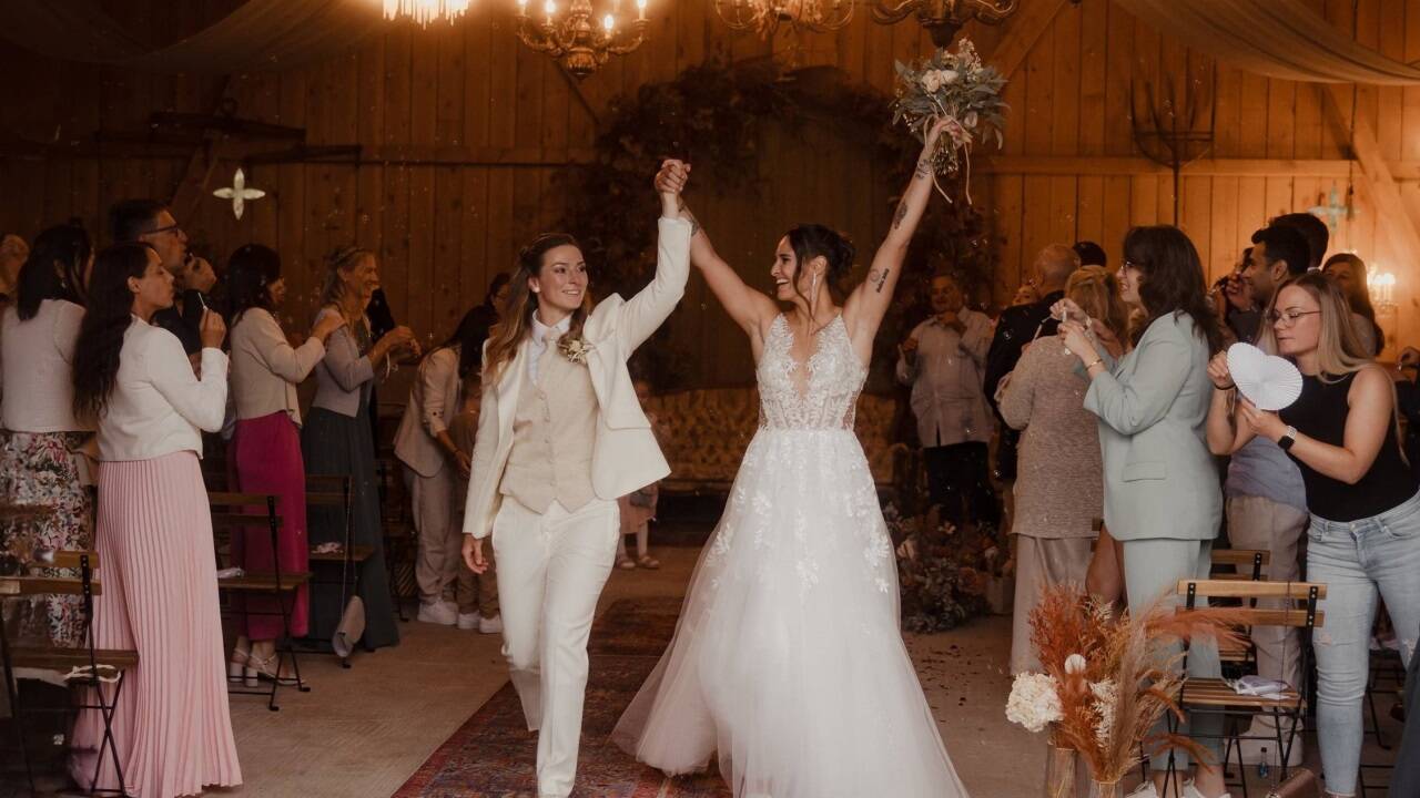 Stefanie Marusa und Alisa Buchinger grüßen als frisch vermähltes Paar.  