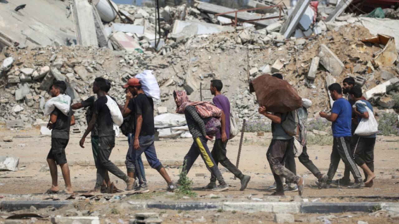 Palästinenser im Gazastreifen mit Lebensmittelpaketen 