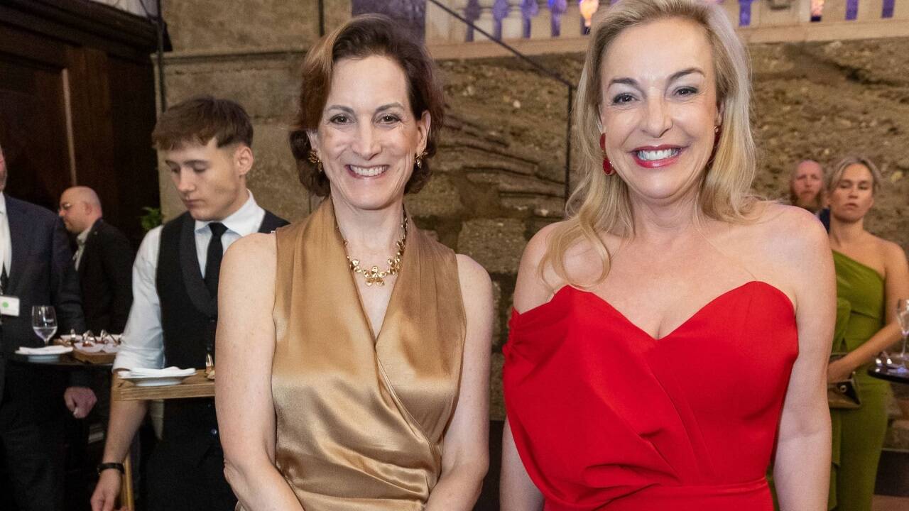 Anne Elizabeth Applebaum (Eröffnungsrednerin der Salzburger Festspiele 2025) und Festspielpräsidentin Kristina Hammer. 
