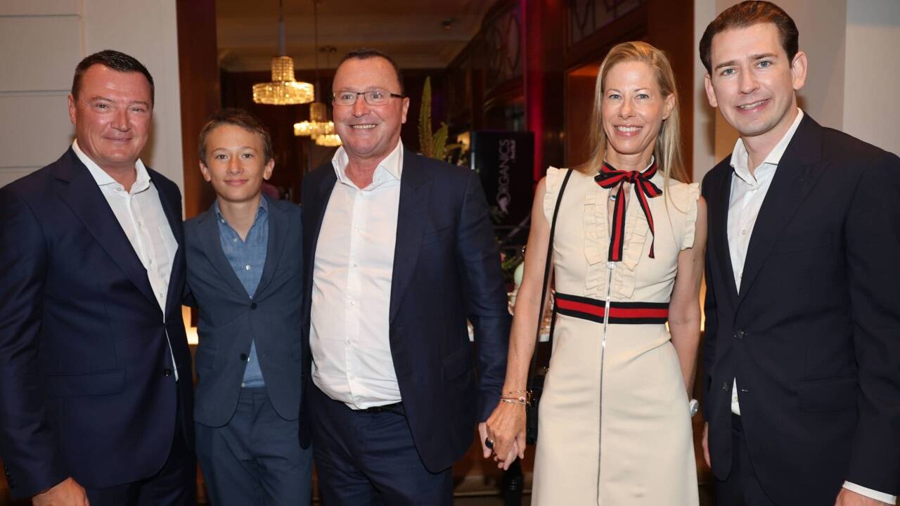 Markus Friesacher und Sebastian Kurz sowie Julia und Alexander Pappas mit ihrem Sohn.  