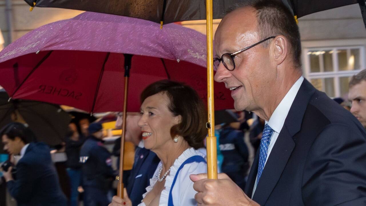 Der deutsche Bundeskanzler Friedrich Merz mit Gattin Charlotte. 