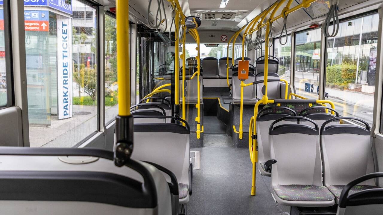 Nicht selten fährt die Linie 18 ohne Fahrgäste beim Messezentrum in Richtung Salzburger Innenstadt los. Nicht selten fährt die Linie 18 ohne Fahrgäste beim Messezentrum in Richtung Salzburger Innenstadt los.