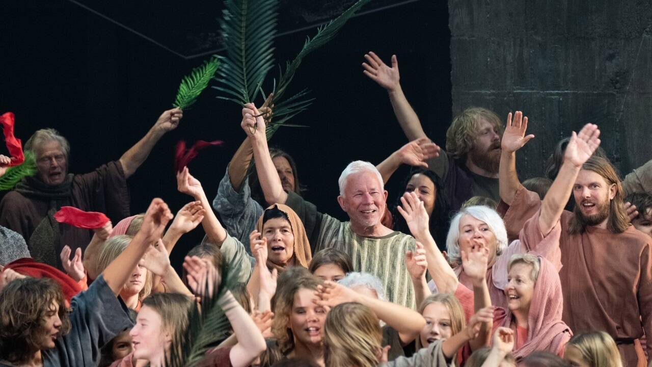 Der Einzug in Jerusalem: Erzbischof Franz Lackner spielt bei Passionsspielen in Erl den Diener eines Pharisäers.  
