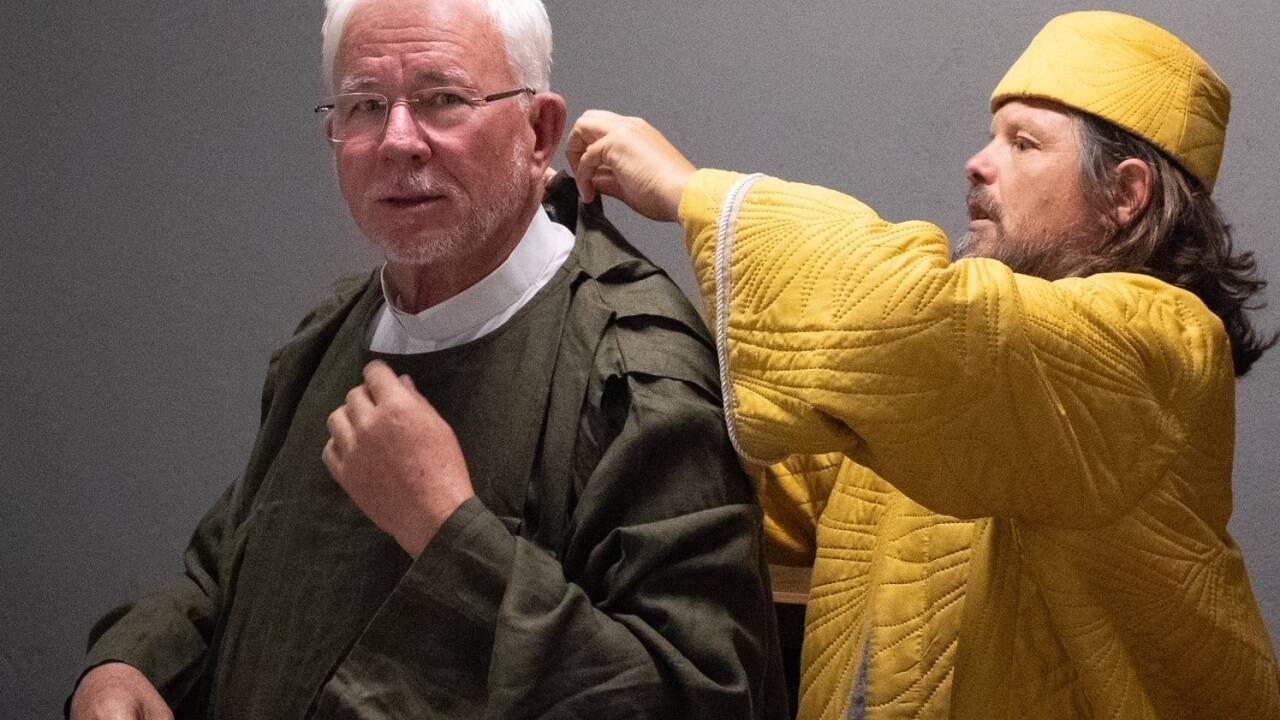 Spielleiter Peter Esterl legt Lackner das Kostüm an.  
