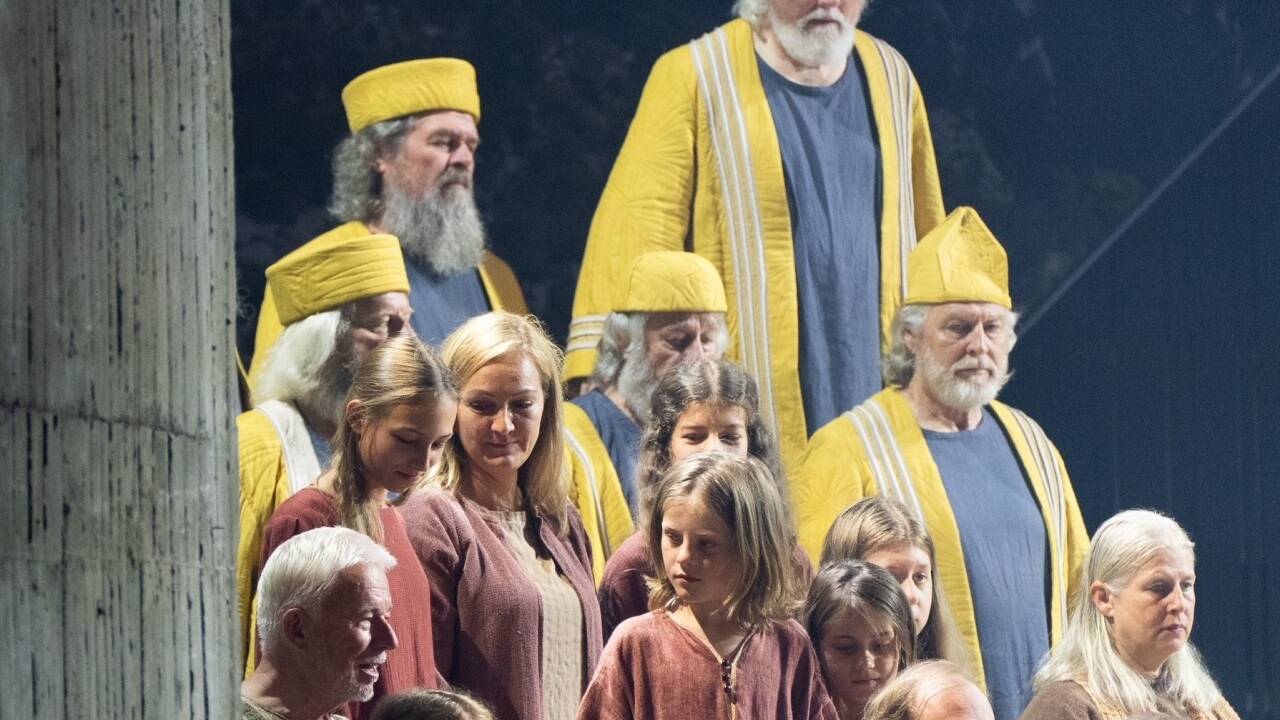 Erzbischof Lackner auf der Bühne.  