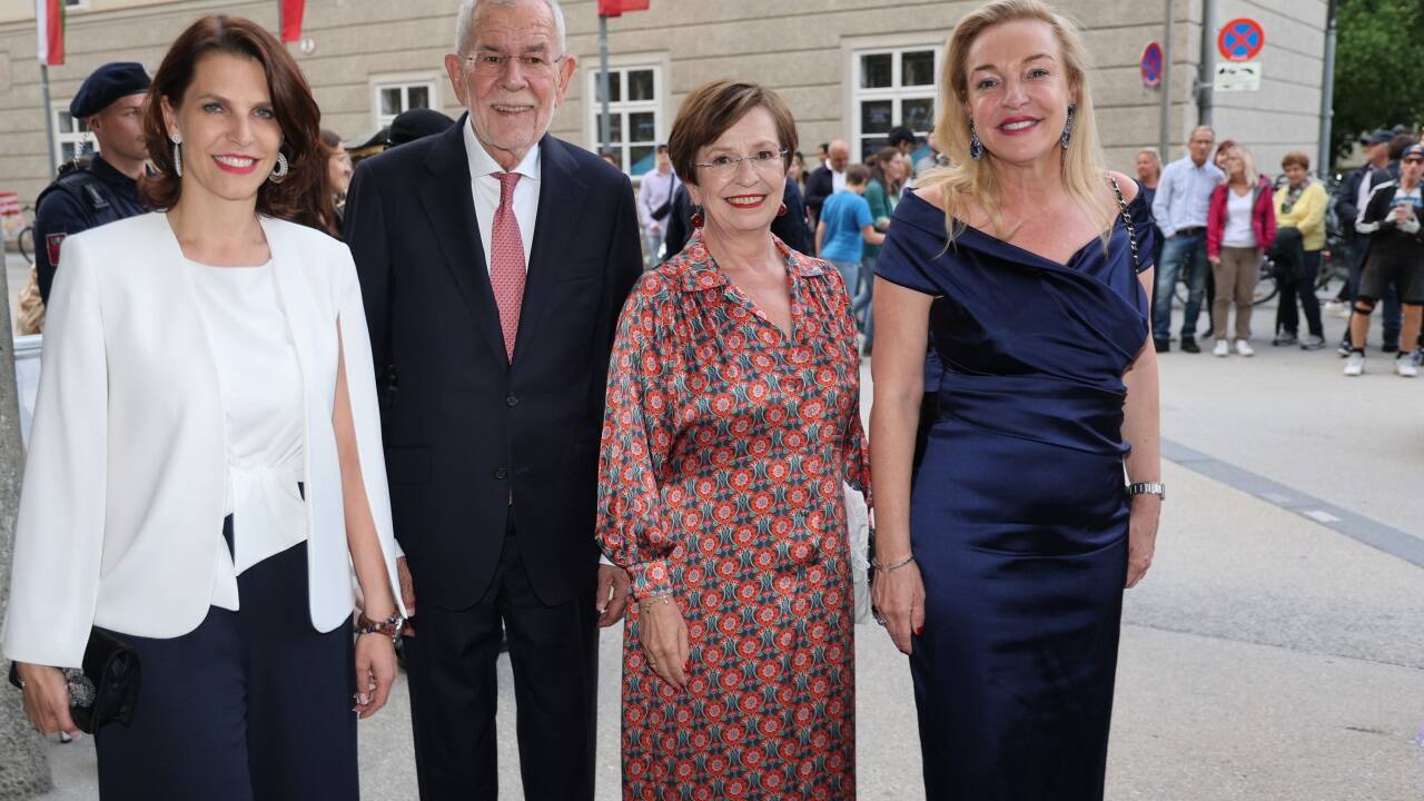 Bundespräsident Alexander van der Bellen mit Ehefrau Doris Schmidauer, Landeshauptfrau Karoline Edtstadler und Festspielpräsidentin Kristina Hammer. 