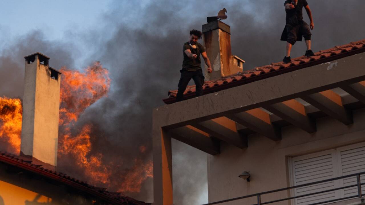 Anrainer kämpfen gegen Feuer in Kryoneri nahe Athen 