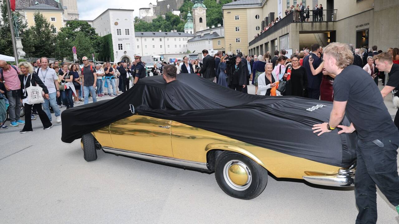 Ein goldenes Mercedes-Cabrio wird durch die Hofstallgasse geschoben 