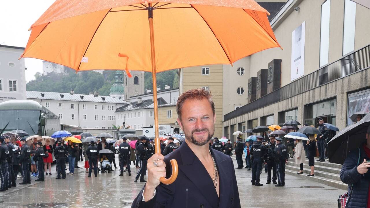 Der Regenschirm ist auch bei den Festspielen ständiger Begleiter, einen orangen führte Jedermann Philipp Hochmair aus.  