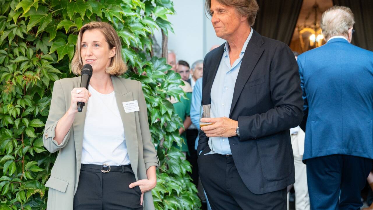 Stefanie Maria Daubek, Fachvertretungsvorsitzende der Sparte Film- und Musikwirtschaft in der Wirtschaftskammer Salzburg, mit Hannes Schalle. 