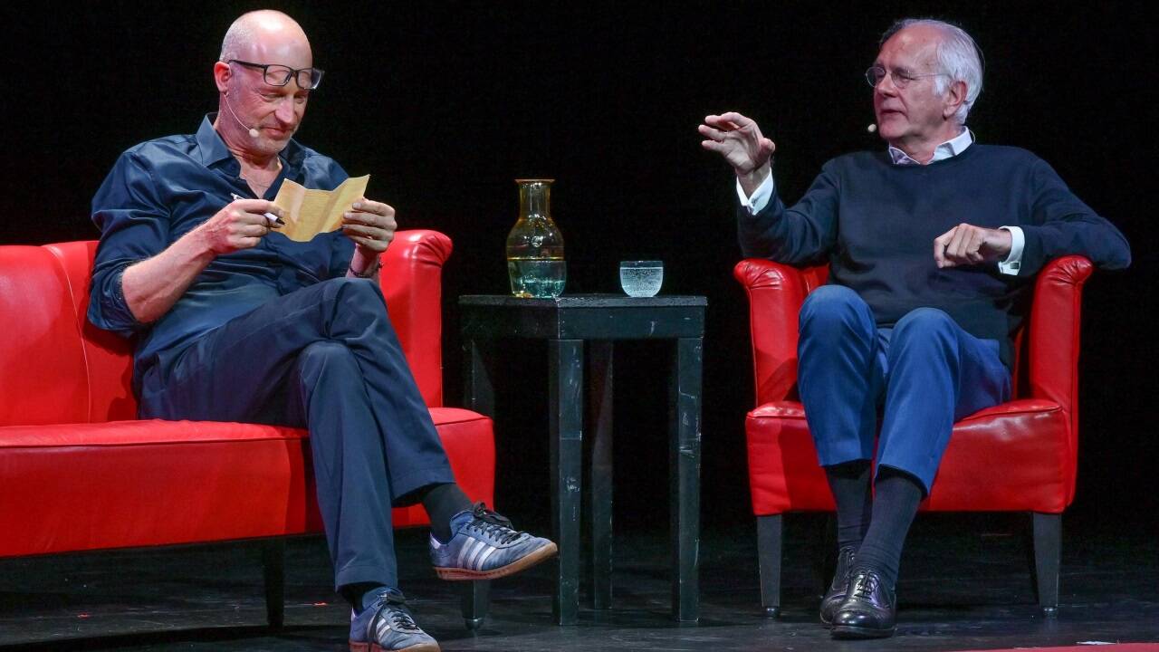 Schauspieler und Autor Joachim Meyerhoff mit Entertainer Harald Schmidt im Stadttheater Gmunden 