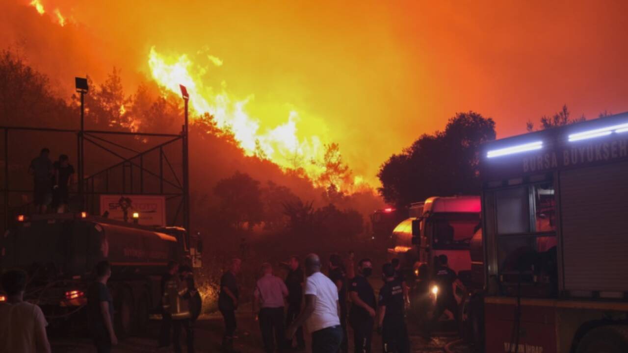 Löschversuche durch Anwohner und Feuerwehr nach Rauch - und Flammenbildung im Bezirk Gursu (Provinz Bursa). Löschversuche durch Anwohner und Feuerwehr nach Rauch - und Flammenbildung im Bezirk Gursu (Provinz Bursa).