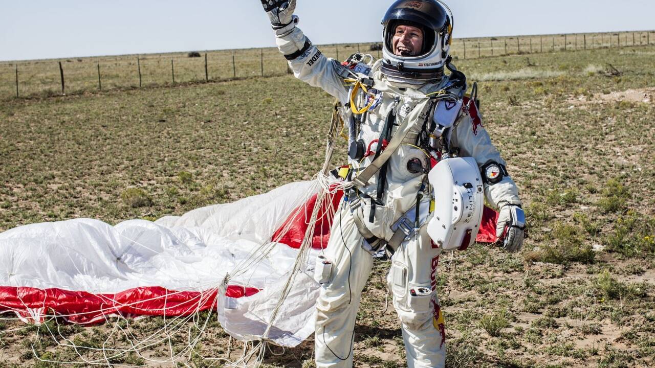 Der Stratos-Sprung 2012 machte Felix Baumgartner weltberühmt. Am 17. Juli verunglückte er beim Absturz mit dem Motor-Paraglider. Seit Montagmittag läuft die öffentliche Verabschiedung in Thalgau.  