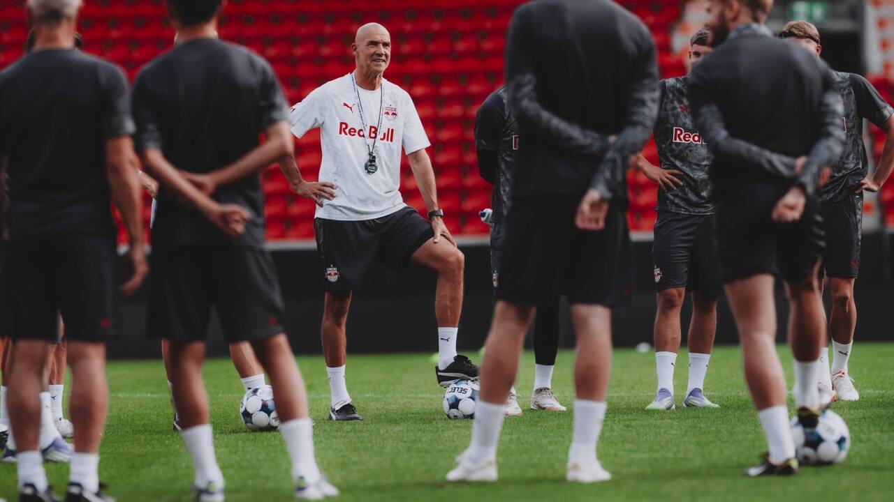 Trainer Thomas Letsch testete den neuen Rasen in der Red-Bull-Arena. 