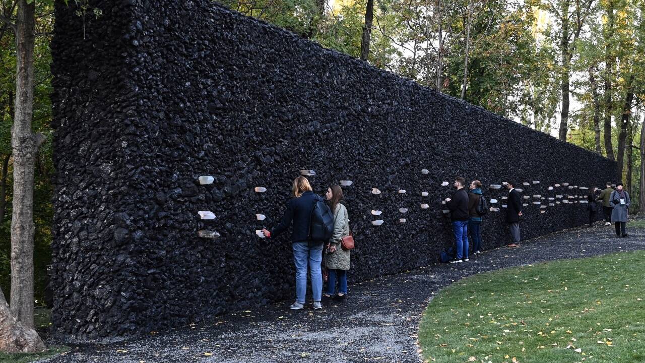 „Crystal Wall of Crying“ ist ein 2021 errichtetes Denkmal, gestaltet von Marina Abramović, auf dem Gelände des Babyn Yar Holocaust Memorial bei Kiew.  